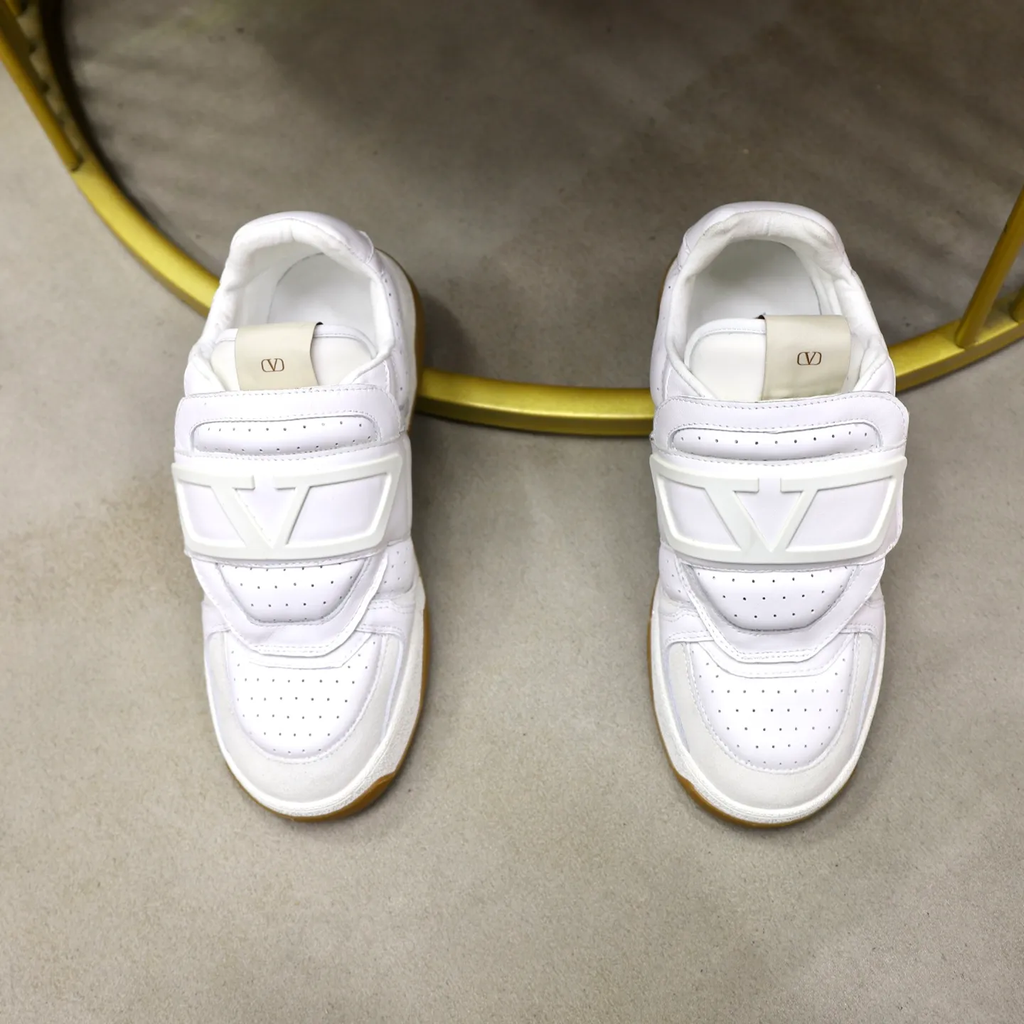 Ex-factory price: 520💰VALENTINO/Valentino Men's latest low-top thick-soled sports shoes are shipped. Made with heavy industry, men's fine casual sports shoes, versatile style. Original leather, rubber lines embellished with geometric segmented uppers, hand-stitched, novel and fashionable, rubber soles with details on the front and back, and the tongue is decorated with the Valentino Garavani Logo, which is comfortable, breathable and durable! Comes with full original packaging! Code number: 38-39-40-41-42-43-44 (45, 46 can be customized)